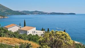 A coastal property with a view of the sea, surrounded by greenery and hills. - Hedera Estate, Hedera A54 (Mlini)