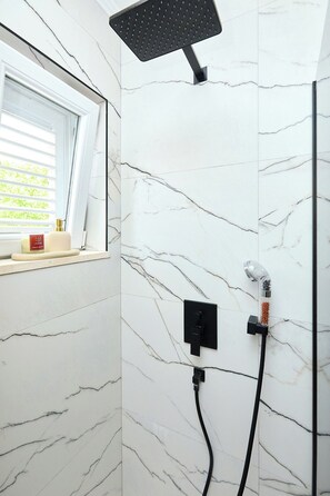 Shower, hair dryer, towels