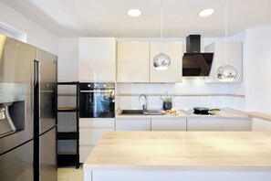 Fridge, oven, stovetop, dishwasher