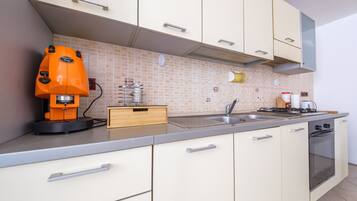 Frigorifero, forno, piano cottura, macchina per tè/caffè