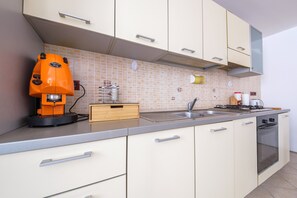 Refrigerador, horno, parrilla de estufa y cafetera y tetera 