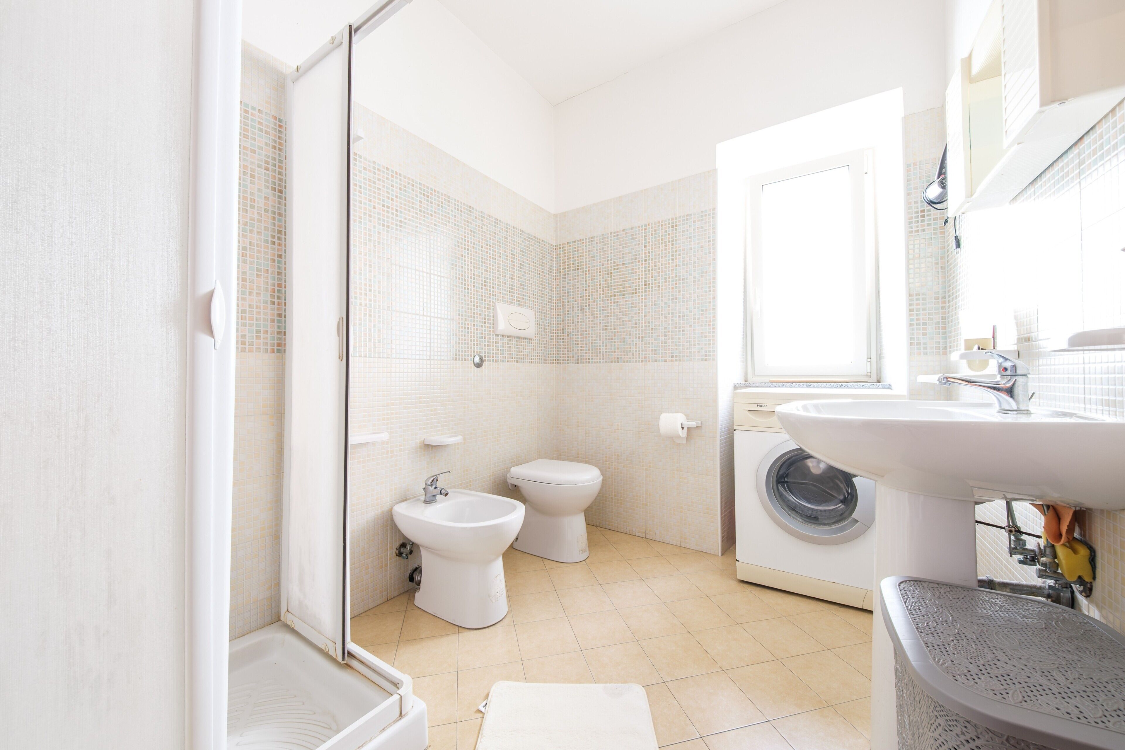 Douche, sèche-cheveux, serviettes fournies
