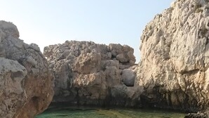 A natural rocky pool with clear water, surrounded by rugged cliffs. - Apartment 'Casetta Bella' with Balcony, Wi-Fi and Air Conditioning (Condrò)