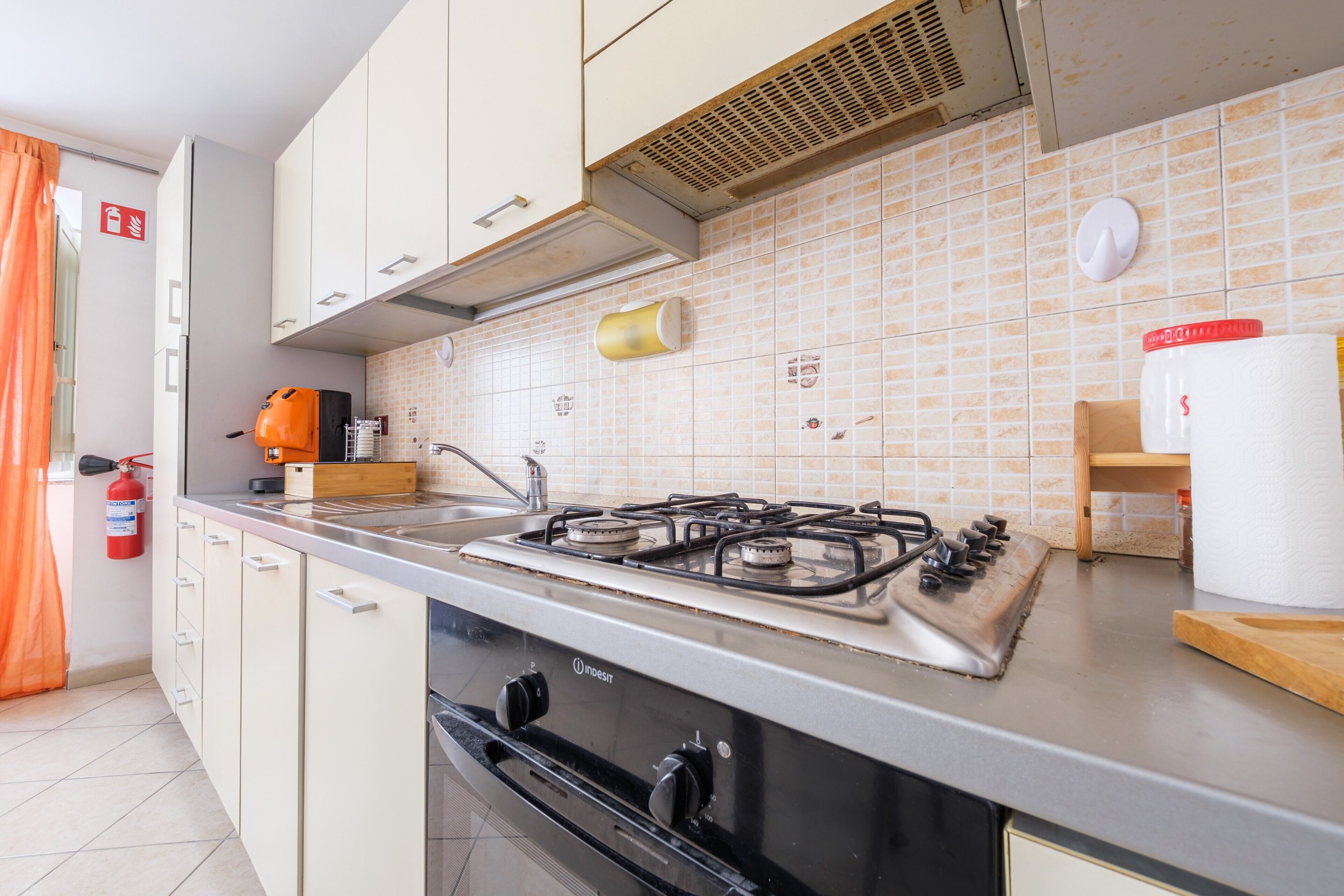 Kühlschrank, Ofen, Herdplatte, Wasserkocher mit Kaffee-/Teezubehör