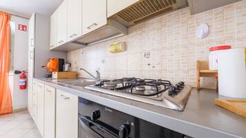 Frigorifero, forno, piano cottura, macchina per tè/caffè