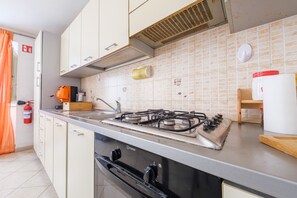 Geladeira, fogão, cooktop, cafeteira/chaleira