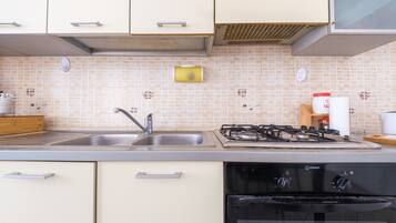 Kühlschrank, Ofen, Herdplatte, Wasserkocher mit Kaffee-/Teezubehör