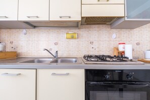 Fridge, oven, stovetop, coffee/tea maker