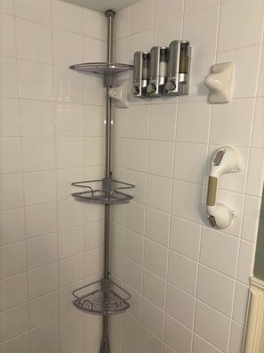Dusche, Haartrockner, Handtücher, Seife