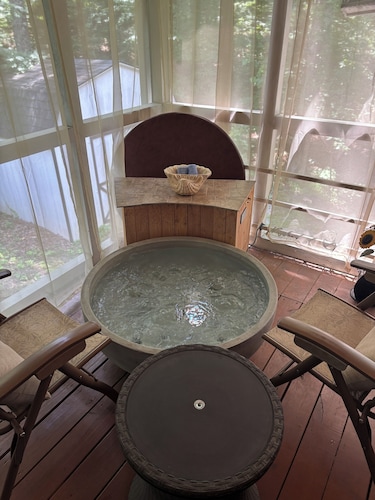 Clean n Comfy apartment on 2 acres in a great safe location with Spa amenities.