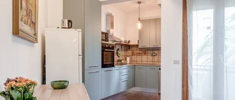 Réfrigérateur, four à micro-ondes, lave-vaisselle