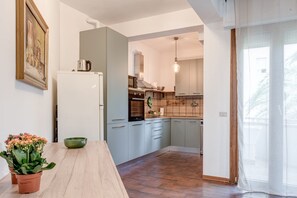 Fridge, microwave, oven, stovetop
