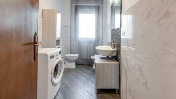 Douche, sèche-cheveux, bidet, serviettes fournies