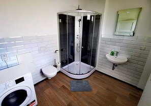 Shower, towels, soap, toilet paper - Former church in new splendor (Oranienbaum-Wörlitz)