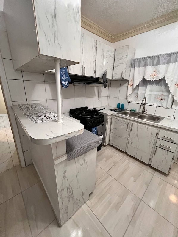 Frigorifero, microonde, forno, piano cottura
