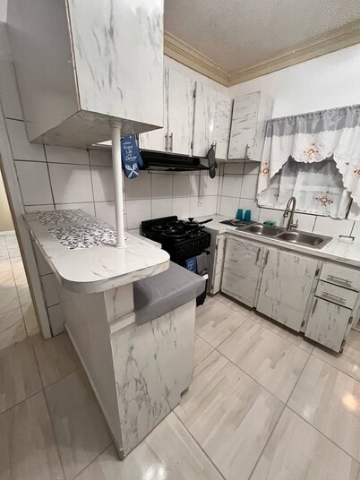 Comfortable family friendly 2bed, 2bath condo. Near down town and many beaches.