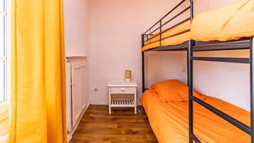 4 makuuhuonetta, silitysrauta/-lauta, ilmainen Wi-Fi