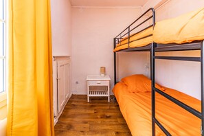 4 bedrooms, iron/ironing board, free WiFi