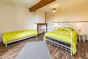 4 bedrooms, iron/ironing board, free WiFi