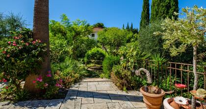 Chambre d'hÎtes 'Cocteau' avec terrasse partagée, Wi-Fi et climatisation
