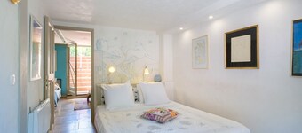 Bed and Breakfast 'Cocteau' with Shared Terrace, Wi-Fi and Air Conditioning