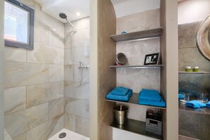 Shower, hair dryer, towels - Bed and Breakfast 'Cocteau' with Shared Terrace, Wi-Fi and Air Conditioning (Menton)