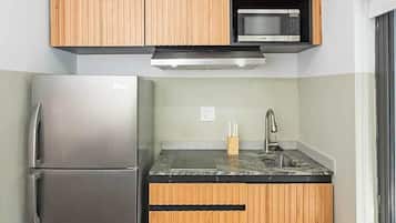 Luxury Apartment, 2 Bedrooms, River View | Private kitchen | Microwave, stovetop, blender, cookware/dishes/utensils