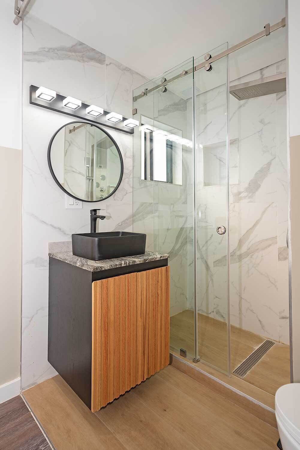 Apartamento superluxo, 2 quartos, vista para o rio | Banheiro | Chuveiro, chuveiro com efeito de chuva, secador de cabelo 