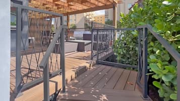 Luxury Apartment, 2 Bedrooms, River View | Terrace/patio