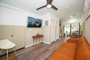 奢华公寓, 2 间卧室, 河景 | 起居区 | 50-英寸智能电视（配备有线频道）