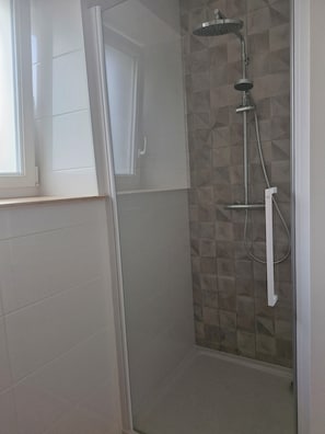 Toallas y papel de baño