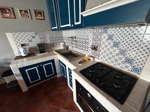 Réfrigérateur, four, plaque de cuisson, bouilloire électrique