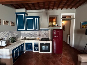 Kühlschrank, Ofen, Herdplatte, Wasserkocher