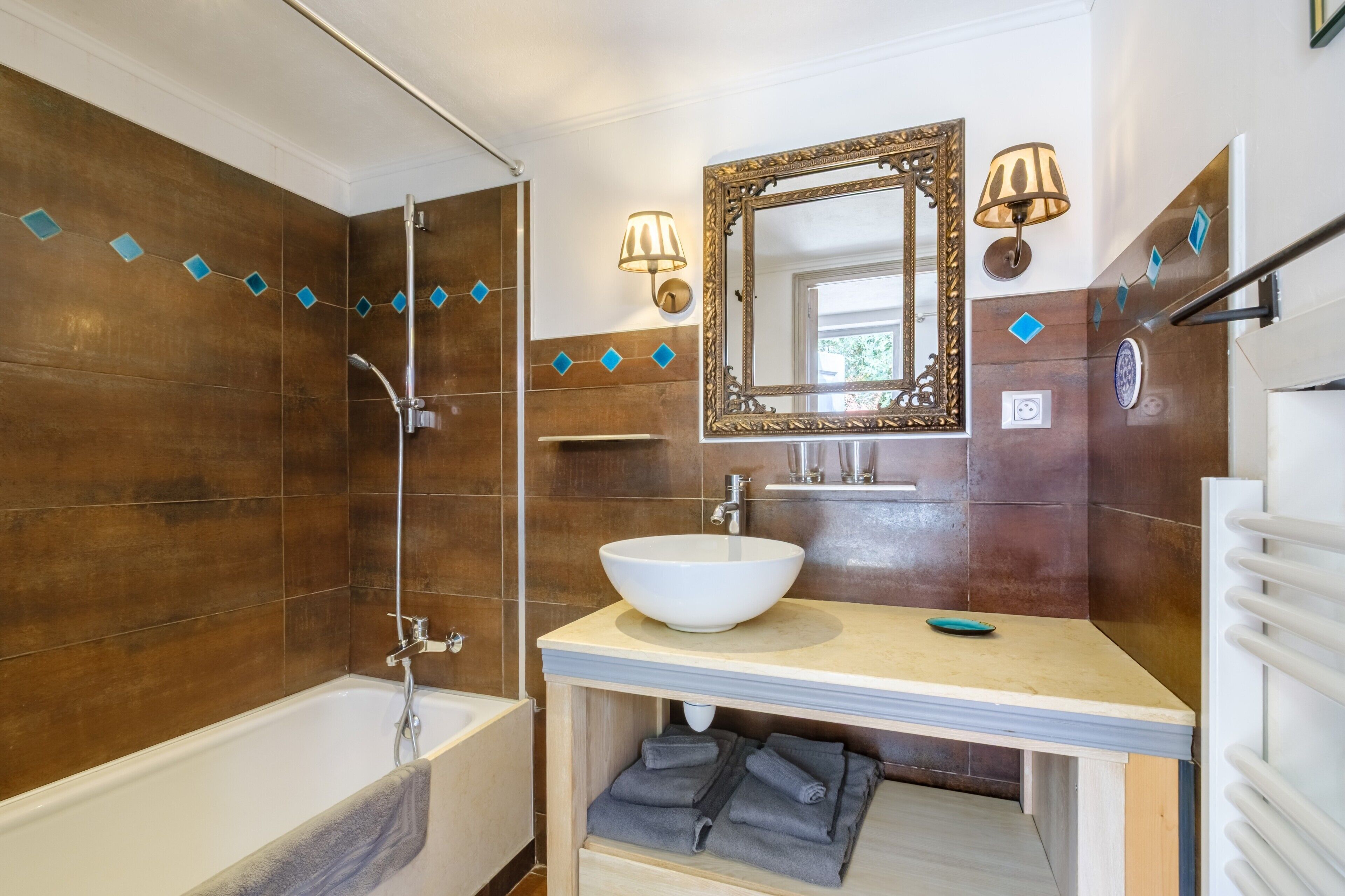 Shower, hair dryer, towels