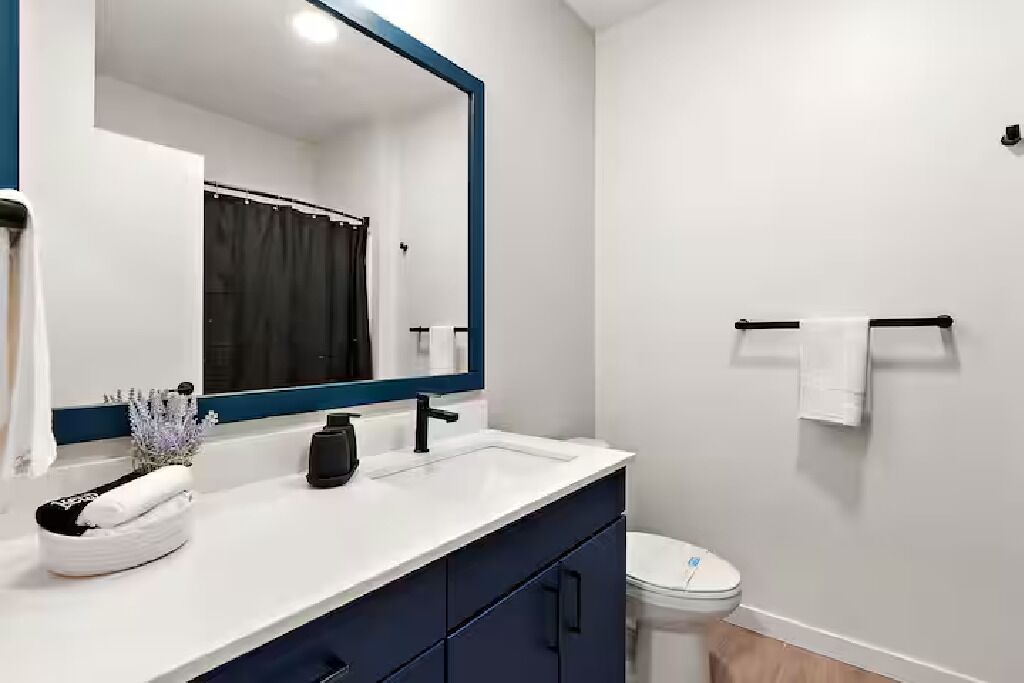 Secadora de cabello, toallas, jabón, papel de baño 