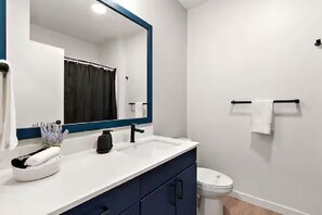 Haartrockner, Handtücher, Seife, Toilettenpapier