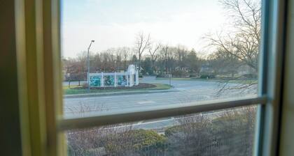 1750. Charming 2BR apartment with Wi-Fi. Quick Drive to Airport and Park Views
