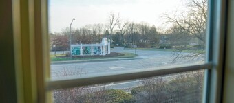 1750. Charming 2BR apartment with Wi-Fi. Quick Drive to Airport and Park Views