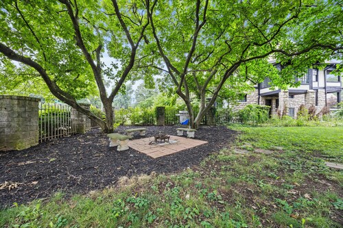 1750. Cozy 2BR Condo with Wi-Fi. Quick Drive to Airport and Park Views