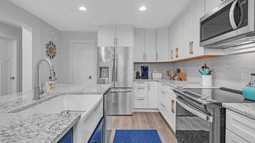 Microwave, oven, dishwasher, coffee/tea maker