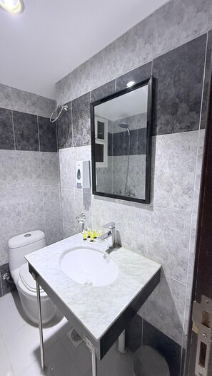 Rainfall showerhead, towels, soap, shampoo - Wifaq Alnuzhah Hotel (Makkah)