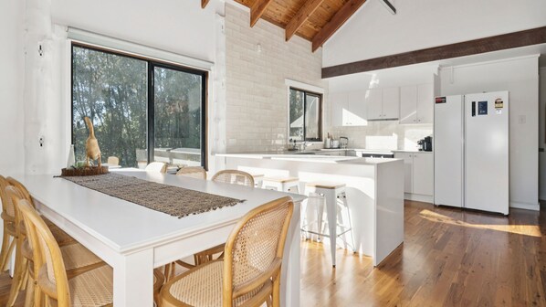 Fridge, oven, stovetop, dishwasher