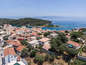 Une ville côtière avec des bâtiments, un port de plaisance et des bateaux.