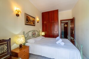1 habitación, tabla de planchar con plancha, wifi y ropa de cama 