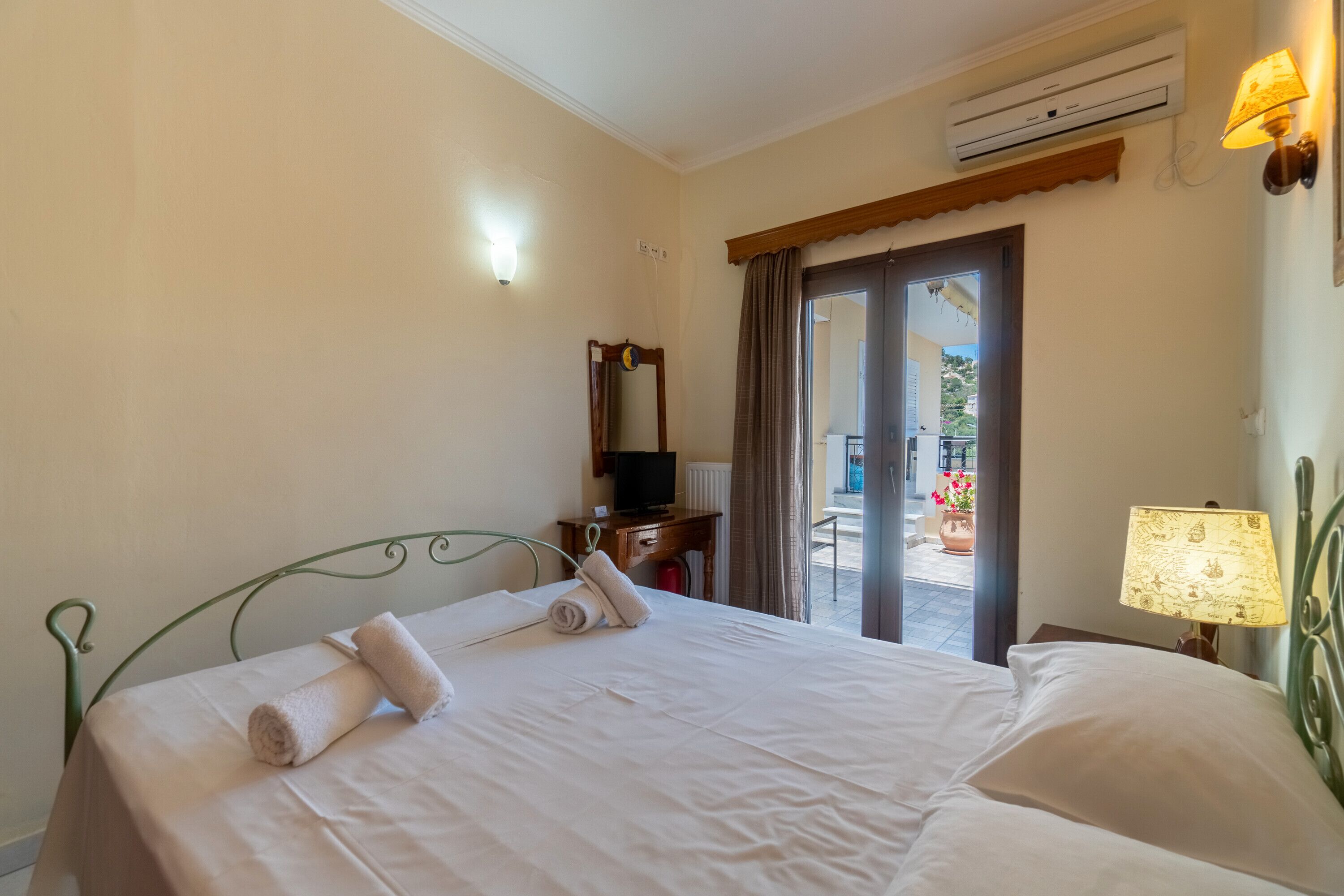 1 habitación, tabla de planchar con plancha, wifi y ropa de cama 