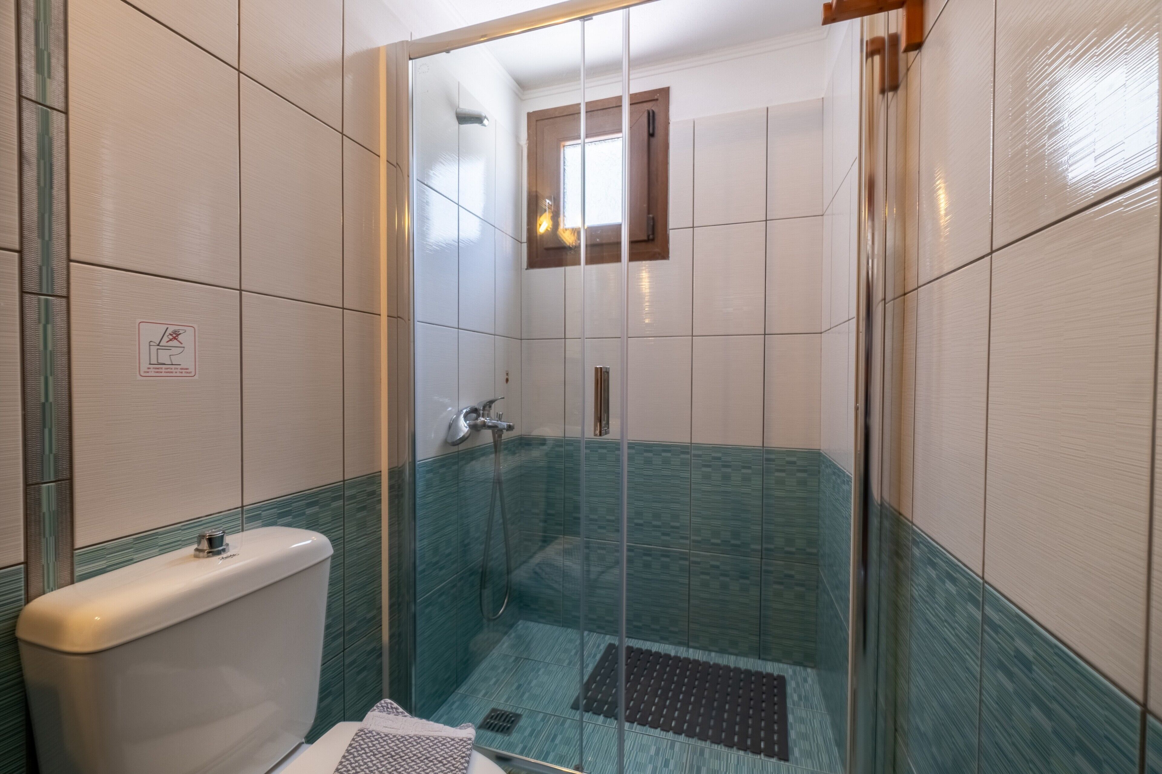 Dusche, Haartrockner, Handtücher