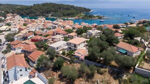 Un pueblo costero con edificios, un puerto deportivo y barcos.