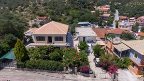 Zona residencial con casas, una calle pavimentada y un pequeño aparcamiento.