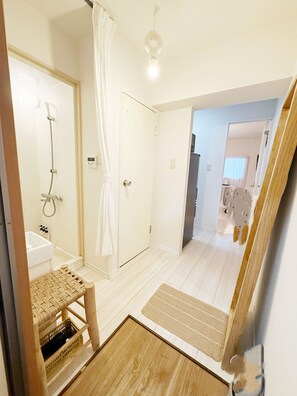 Shower, jetted bath, hair dryer, bidet