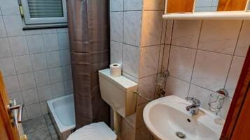 Douche, sèche-cheveux, serviettes fournies, savon